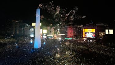 Una multitud celebra en torno del Obelisco de Buenos Aires el triunfo de Argentina en la semifinal mundialista ante Inglaterra, el miércoles 15 de julio de 2026 (AP Foto/Natacha Pisarenko)