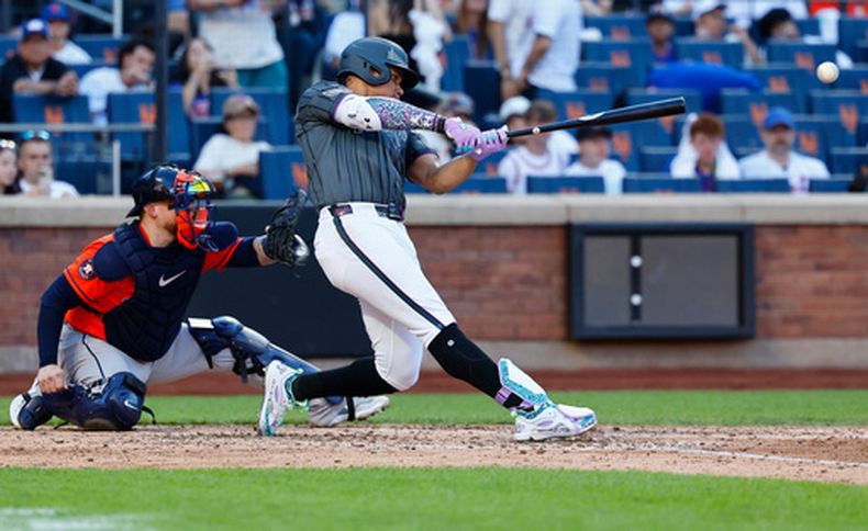 El dominicano Juan Soto de los Mets de Nueva York batea un sencillo remolcador en la quinta entrada ante los Astros de Houston el sábado 29 de agosto del 2026. (AP Foto/Noah K. Murray)