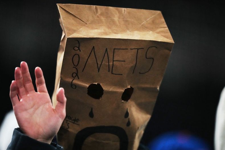 Un fanático de los Mets de Nueva York durante el octavo inning del juego contra los Mellizos de Minnesota, el martes 21 de abril de 2026, en Nueva York. (AP Foto/Frank Franklin II)