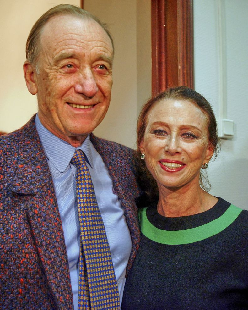 ARCHIVO - El compositor ruso y soviético Rodion Shchedrin, a la izquierda, y su esposa, la conocida bailarina rusa Maya Plisetskaya, posan para una fotografía en los Archivos Estatales de Literatura y Arte de Rusia en Moscú, el miércoles 8 de noviembre de 2006. (Foto AP/Dmitry Lovetsky, archivo)
