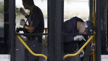 americateve | Polic&iacute;a israel&iacute; inspecciona un autob&uacute;s donde ocurri&oacute; una explosi&oacute;n en un suburbio de Tel Aviv el domingo 22 de diciembre del 2013. Una bomba r&uacute;stica que habr&iacute;a sido colocada por milicianos palestinos hizo e