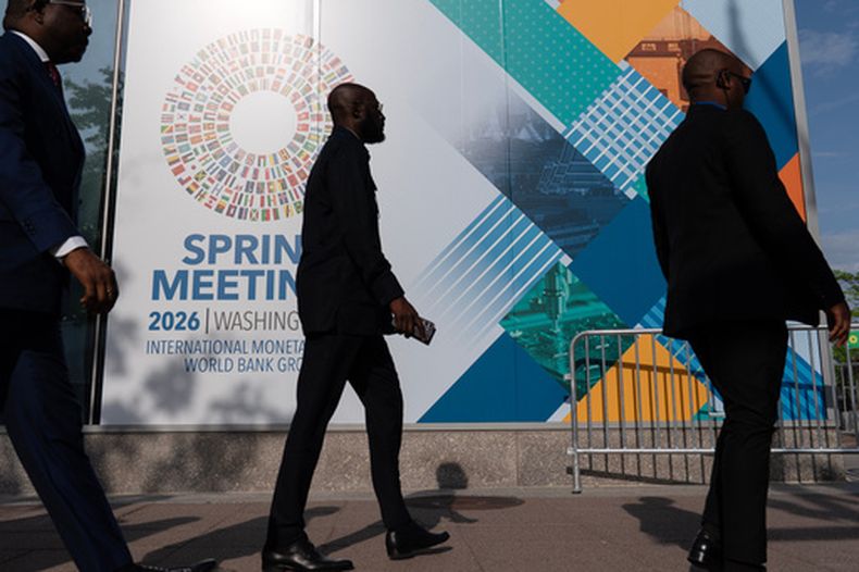 ARCHIVO – Varios delegados caminan hacia la entrada de las oficinas generales del Fondo Monetario Internacional (FMI) durante las reuniones de primavera del Banco Mundial/FMI en Washington, el 15 de abril de 2026. (AP Foto/Jose Luis Magana, Archivo)