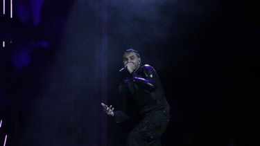 El músico urbano puertorriqueño Álvaro Díaz durante su presentación en el festival AXE Ceremonia en el parque Bicentenario en la Ciudad de México el sábado 23 de marzo de 2024. (Foto AP/Marco Ugarte)
