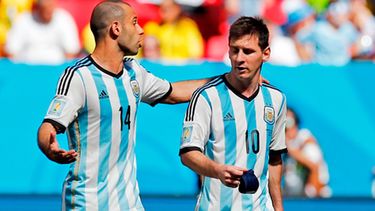 messi envia un carinoso mensaje a mascherano y gago por su retirada