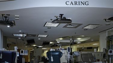 Las instalaciones del Centro de Infusión Especializado de Duke es visto antes de su apertura para atención a pacientes, el viernes 27 de octubre de 2023, en Durham, Carolina del Norte. (AP Foto/Matt Kelley)