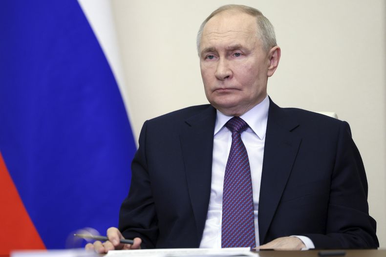 El presidente de Rusia, Vladímir Putin, asiste a una reunión de su gobierno por videoconferencia desde su residencia oficial en Novo-Ogaryovo, a las afueras de Moscú, Rusia, el 23 de enero de 2025. (Gavriil Grigorov, Sputnik, Kremlin Pool Foto vía AP)
