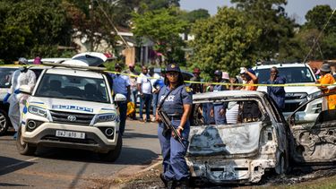 Un agente de policía, cerca del lugar donde se produjo un tiroteo durante una fiesta en una casa en KwaMakhutha, al sur de la ciudad de Durban, Sudáfrica, el 23 de septiembre de 2026. (AP Foto)