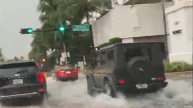 el sur de la florida se prepara para la posible llegada de la tormenta tropical elsa