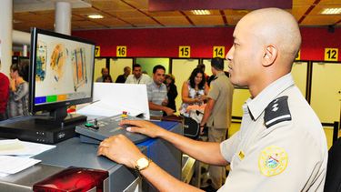 americateve | Aumenta el robo de computadoras y cámaras fotográficas y la revisión del contenido de dichos productos.