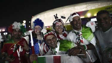 Hinchas de EEUU e Irán celebran antes de partido en Mundial