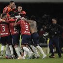 Los jugadores del Guadalajara celebra tras vencer 3-1 al América en las semifinales del torneo Clausura de México, el domingo 21 de mayo de 2023, en el estadio Azteca de la Ciudad de México. (AP Foto/Eduardo Verdugo)