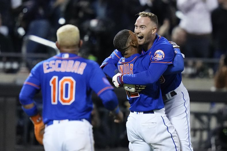 El puertorriqueño Francisco Lindor abraza a Brandon Nimmo, su compañero en los Mets de Nueva York, quien empujó la carrera de la victoria ante los Yanquis de la misma ciudad, el miércoles 14 de junio de 2023 (AP Foto/Frank Franklin II)