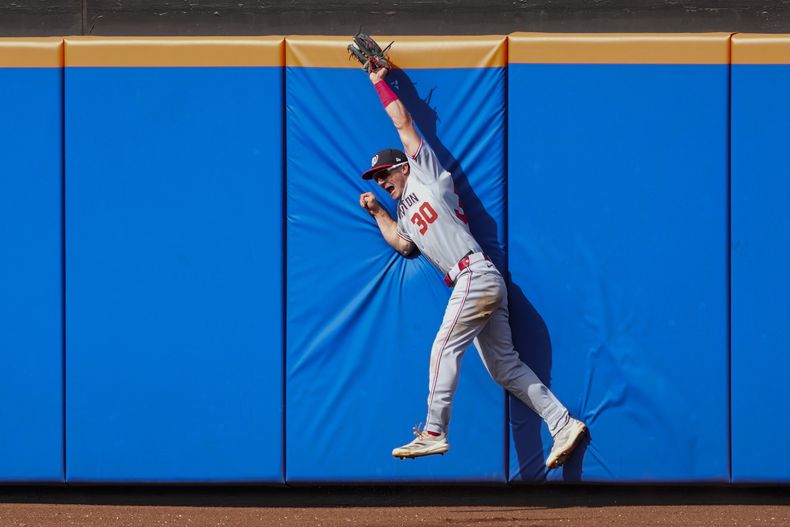 Jacob Young, jardinero de los Nacionales de Washington, atrapa un batazo de Brett Baty, de los Mets de Nueva York, durante la quinta entrada del juego de béisbol de Grandes Ligas, el domingo 21 de septiembre de 2025, en Nueva York. (AP Foto/Yuki Iwamura)