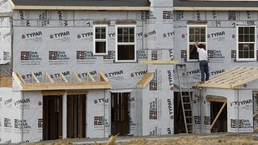 americateve | Foto del viernes 28 de marzo del 2014 de la construcci&oacute;n de una vivienda en Zelienople, Pensilvania. (Foto AP/Keith Srakocic)