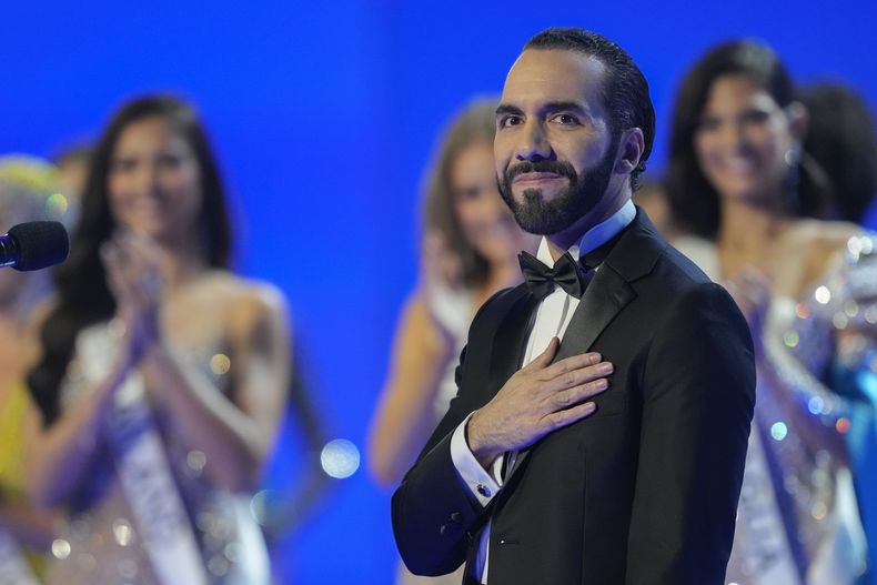 El presidente El Salvador, Nayib Bukele da un discurso en la 72a edición de Miss Universo en San Salvador, El Salvador, el sábado 18 de noviembre de 2023. (Foto AP/Moises Castillo)