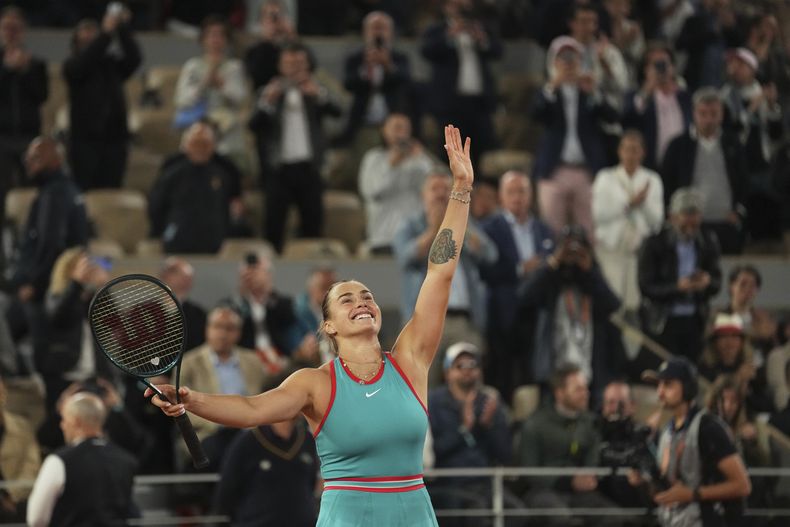 La bielorrusa Aryna Sabalenka celebra tras vencer a la polaca Iga Swiatek en la semifinal del Abierto de Francia el jueves 5 de junio del 2025. (AP Foto/Thibault Camus)