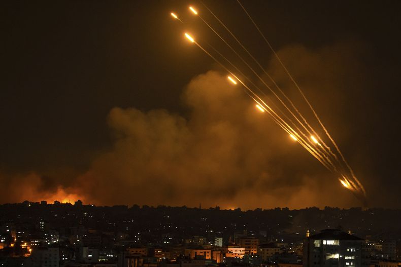 En la imagen, proyectiles son disparados desde la Franja de Gaza el 8 de octubre de 2023, en dirección a Israel. (AP Foto/Fatima Shbair)