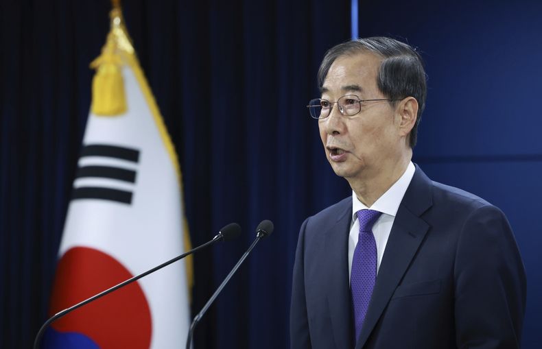 El presidente interino de Corea del Sur, Han Duck-soo, ofrece una conferencia de prensa en el complejo gubernamental, en Seúl, Corea del Sur, el 1 de mayo de 2025. (Hong Hae-in/Yonhap vía AP)