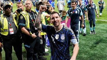 Lionel Messi, de Argentina, festeja al marcharse del campo tras la victoria sobre Inglaterra en la semifinal de la Copa del Mundo, el miércoles 15 de julio de 2026 (AP Foto/Jacob Kupferman)