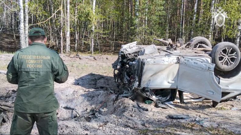 Esta imagen tomada de un video publicado por el Comité de Investigación Ruso el sábado 6 de mayo de 2023 muestra a un investigador trabajando en el lugar donde explotó el automóvil del escritor ruso Zakhar Prilepin en la región de Nizhny Novgorod, a unos 400 km al este de Moscú. (Comité de Investigación Ruso vía AP)