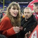Taylor Swift charla en la cancha después del partido de campeonato AFC NFL entre los Ravens de Baltimore y los Chiefs de Kansas City el domingo 28 de enero de 2024, en Baltimore. (Foto AP/Alex Brandon)