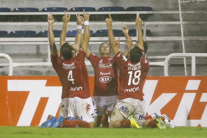 Los jugadores del Nacional de Paraguay celebran un gol anotado de penal por silvio Torales (centro), durante un partido de la Copa Libertadores ante V&eacute;lez Sarsfield, el martes 29 de abril de 2014 (AP Foto/V&iacute;ctor R. Caivano)