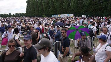 Aficionados al tenis hacen fila para conseguir boletos para Wimbledon en las primeras horas de la mañana del sábado 4 de julio del 2026. (AP Foto/Brian Inganga)