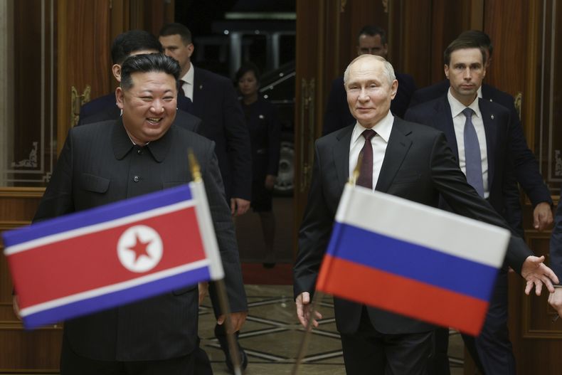 El presidente de Rusia, Vladímir Putin (derecha), y el líder de Corea del Norte, Kim Jong Un, sonríe durante un encuentro en el Aeropuerto Internacional Sunan, a las afueras de Pyongyang, Corea del Norte, el 19 de junio de 2024. (Gavriil Grigorov, Sputnik, Kremlin Pool Foto vía AP)