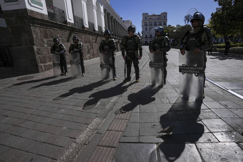 La policía militar custodio el palacio presidencial en Quito, Ecuador, el jueves 10 de agosto de 2023. El presidente Guillermo Lasso declaró el estado de excepción en todo el país que implica la movilización de militares por el territorio un día después del asesinato a tiros del candidato presidencial Fernando Villavicencio en un acto de campaña en Quito. (AP Foto/Dolores Ochoa)