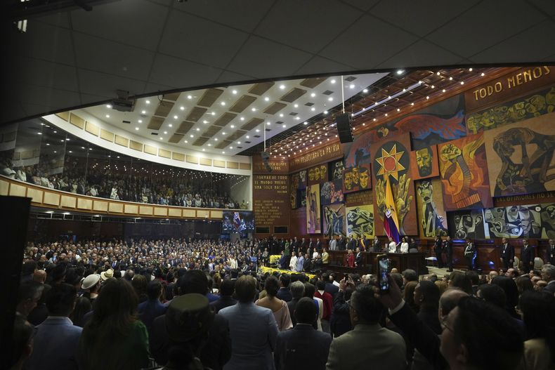 Legisladores e invitados asisten a la ceremonia de toma de posesión del presidente electo Daniel Noboa, en la Asamblea Nacional en Quito, Ecuador, el jueves 23 de noviembre de 2023. (AP Foto/Dolores Ochoa)
