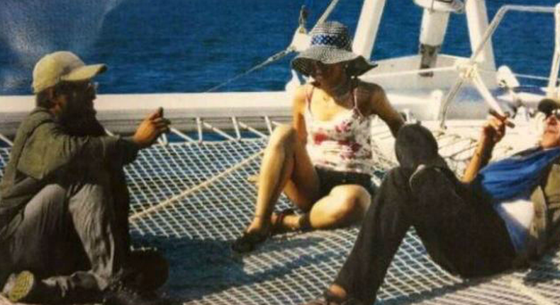 Un documento de la fundación Primero Colombia expuso a los guerrilleros Iván Márquez y Jesús Santrich relajados en altamar mientras se realiza el diálogo de paz. En redes sociales, se desató la furia de las víctimas del terrorismo. Foto: twitter.com/Alvar