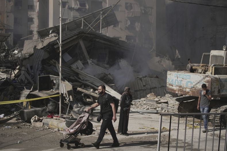 Varios ciudadanos observan la destrucción tras los ataques del ejército israelí en el suburbio de Dahiyeh en Beirut, Líbano, el viernes 6 de junio de 2025. (AP Foto/Hassan Ammar)