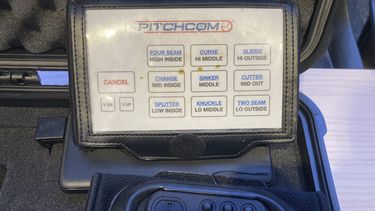 MLB aprueba tecnología para que catchers envíen señales