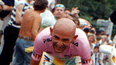 americateve | Marco Pantani en acci&oacute;n el 6 de junio de 1988, durante la 21ra etapa del Giro de Italia de ese a&ntilde;o. El Giro del 2014 incluir&aacute; varias etapas en  homenaje al ciclista, fallecido hace diez a&ntilde;os. (AP Photo/Armando Trovati, File)