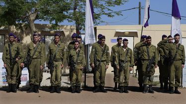 americateve | Soldados israel&iacute;es durante los dos minutos del sonido de la sirena en recuerdo de las v&iacute;ctimas del Holocausto en una base del ej&eacute;rcito cerca de la Franja de Gaza, Israel, el lunes 28 de abril del 2014. (Foto AP/Tsafrir Abayov)