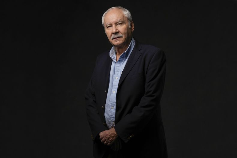 El escritor Pablo Vierci posa para un retrato para promover la película La sociedad de la nieve el viernes 27 de octubre de 2023, en Los Ángeles. (Foto AP/Ashley Landis)