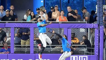 Derek Hill, izquierda, jardinero izquierdo de los Marlins de Miami, atrapa un elevado conectado por Pete Crow-Armstrong, de los Cachorros de Chicago durante la novena entrada del juego de béisbol del domingo 25 de agosto de 2024, en Miami. (AP Foto/Lynne Sladky)
