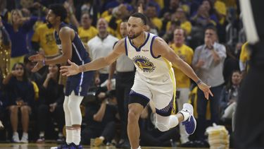 Warriors dan la vuelta a Mavs y toman ventaja 2-0