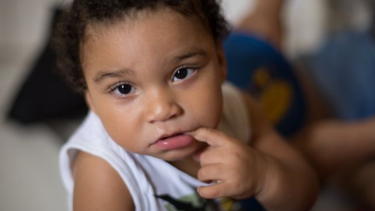 brasil: el bebe nacido con microcefalia por el zika que los medicos consideraron un caso perdido pero que tiene un desarrollo sorprendente
