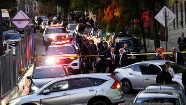 Agentes del orden en el lugar de un tiroteo, el jueves 8 de octubre de 2026, en Nueva York. (AP Foto/Seth Wenig)