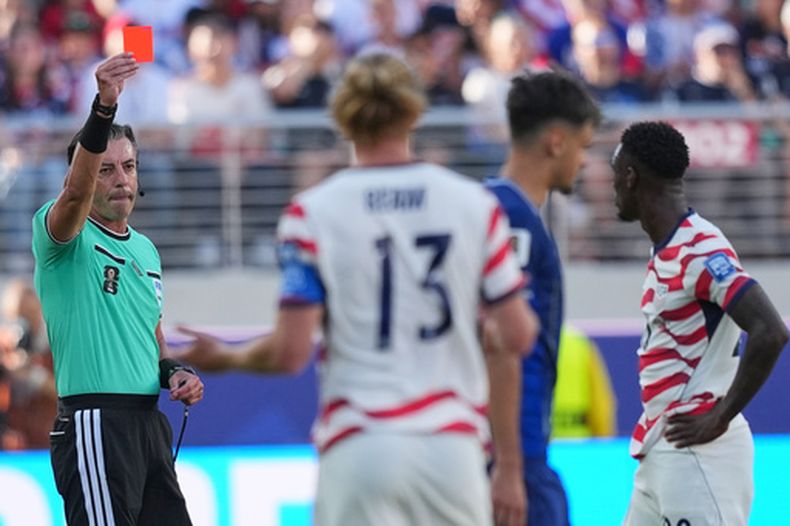El árbitro brasileño Raphael Claus expulsa a Folarin Balogun (derecha), de Estados Unidos, durante un encuentro de dieciseisavos de final ante Bosnia en Santa Clara, California, el miércoles 1 de julio de 2026 (AP Foto/Julio Cortez)
