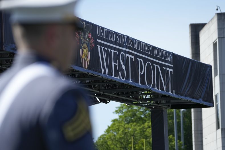 ARCHIVO – Varios cadetes llegan a la ceremonia de graduación de la Academia Militar de Estados Unidos en el estadio Michie, el 27 de mayo de 2023, en West Point, Nueva York. (AP Foto/Bryan Woolston, Archivo)