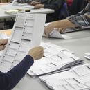 ARCHIVO - Un trabajador electoral examina una papeleta en la oficina electoral del condado de Clackamas el 19 de mayo de 2022, en Oregon City, Oregón. (AP Foto/Gillian Flaccus, Archivo)