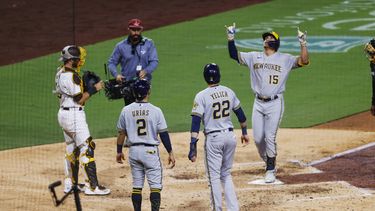Burnes vence a Snell, Taylor y Cerveceros ganan a Padres 4-1