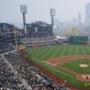 La bruma causa por los incendios forestales en Canadá cubre el estadio PNC Park previo al juego entre los Piratas de Pittsburgh y los Padres de San Diego, el jueves 29 de junio de 2023. (AP Foto/Gene J. Puskar)