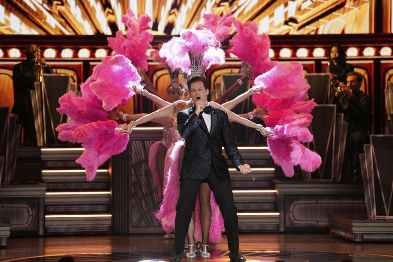 Jonathan Groff interpreta un popurrí de Just in Time durante la 78.ª edición de los premios Tony el domingo 8 de junio de 2025 en el Radio City Music Hall de Nueva York. (Foto Charles Sykes/Invision/AP)