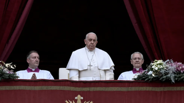 el papa francisco arremete contra la industria armamentistica y pide paz para el mundo en navidad
