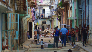 americateve | Residentes de La Habana volvieron hoy a manifestar al régimen sus quejas por el aire contaminado que respiran, en lo que consideraron un "suplicio"que dura más de 20 años, según una carta publicada en la prensa oficial.