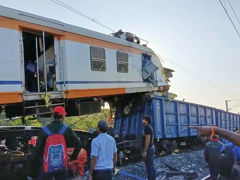 Los equipos de rescate trabajan en el lugar del choque entre un tren de pasajeros y un tren de carga, cerca de Bilaspur, a unos 116 kilómetros (72 millas) de Raipur, la capital del estado indio de Chhattisgarh, el martes 4 de noviembre de 2025. (Foto AP/Ramgopal Thakur)