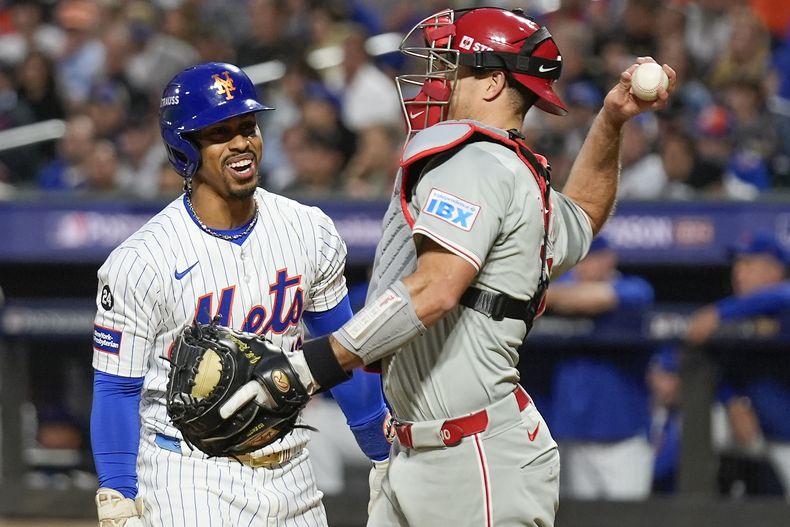 El puertorriqueño de los Mets de Nueva York, Francisco Lindor (12) reacciona tras poncharse ante los Filis de Filadelfia al final de la octava entrada del Juego 3 en la postemporada de la Liga Nacional, el martes 8 de octubre de 2024, en Nueva York. (AP Foto/Seth Wenig)
